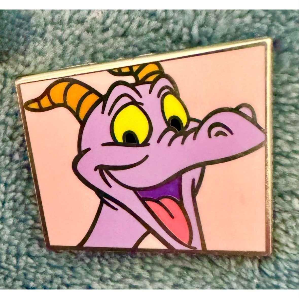Disney Figment Close-Up Mystery Pin - Looking Right Pink Background 15$